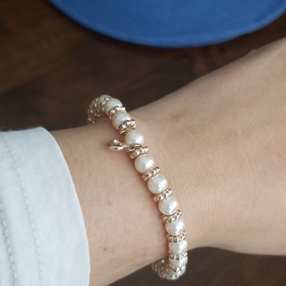 Stretchy band pearl and gold bracelet